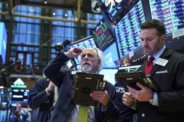 Wall Street remonta a última hora y cierra en positivo