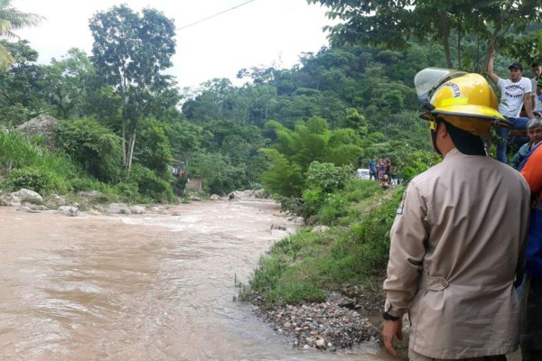 Madre muere en río al salvarle la vida a sus 3 hijos