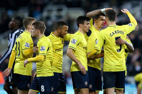 Southampton gana en Newcastle y se afianza en la tercera plaza