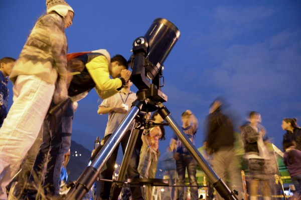 Por cuatro horas, el mundo se maravilló viendo al cielo