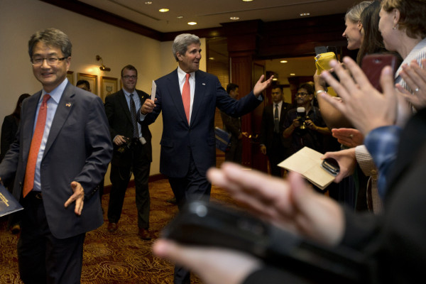 John Kerry busca que ejército siga en Kabul