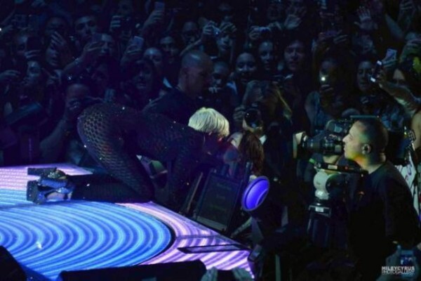 Miley besa en la boca a su hermana Noah