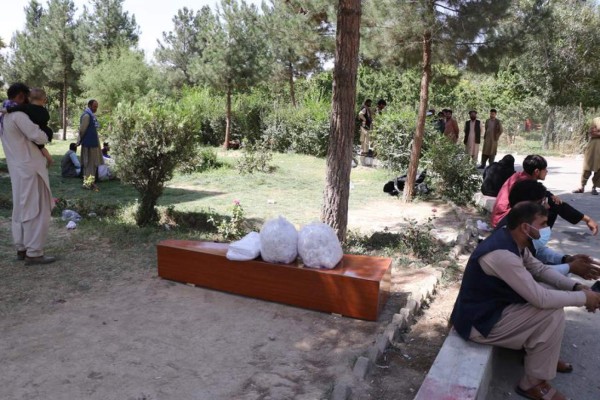 Suben a 95 los muertos en el doble atentado del aeropuerto de Kabul