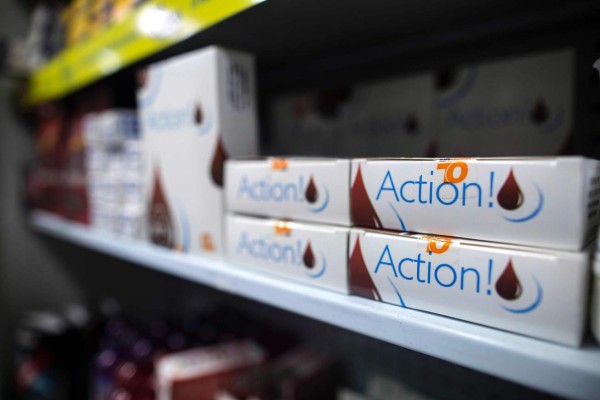View of HIV self-test kits at a pharmacie in Rio de Janeiro, Brazil on July 07, 2017. Brazil started selling, for the first time, HIV detection tests in pharmacies nationwide. / AFP PHOTO / Mauro PIMENTEL / TO GO WITH AFP STORY