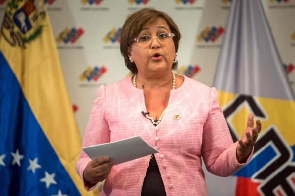 CAR03. CARACAS (VENEZUELA), 09/08/2016.- La presidenta del Consejo Nacional Electoral (CNE), Tibisay Lucena, ofrece declaraciones hoy, martes 9 de agosto del 2016, en la ciudad de Caracas (Venezuela). Lucena habla sobre el trámite de referendo con el que la oposición venezolana pretende acortar el mandato del presidente Nicolás Maduro. EFE/MIGUEL GUTIÉRREZ