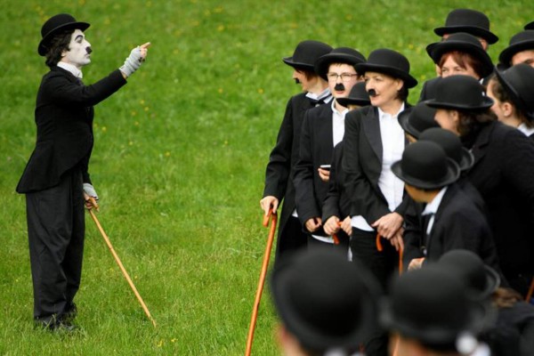 Más de 600 personas se visten de Charlot para celebrar cumpleaños de Chaplin