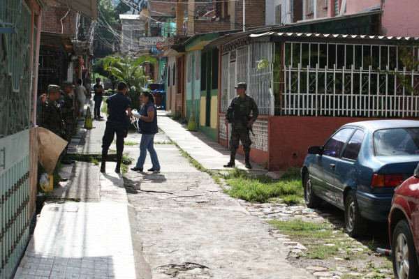 Hallan muerto a un hombre en un solar baldío