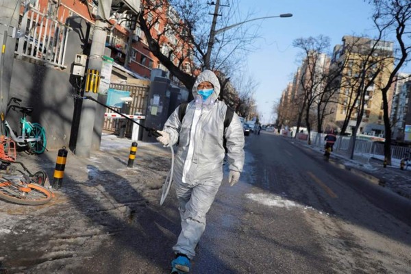 China envía más médicos a Wuhan para combatir virus, que se cobra 1,500 vidas