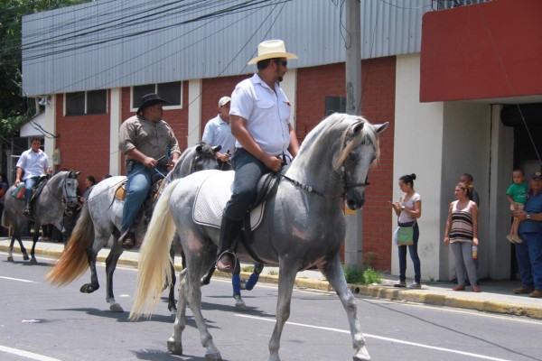 Desfile hípico de la Agas encanta a los sampedranos