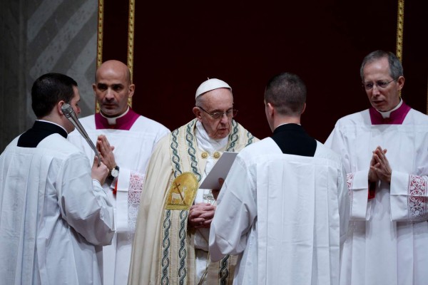 El papa Francisco preside una misa en la víspera de la fiesta de la Santísima Virgen María en la Basílica de San Pedro.