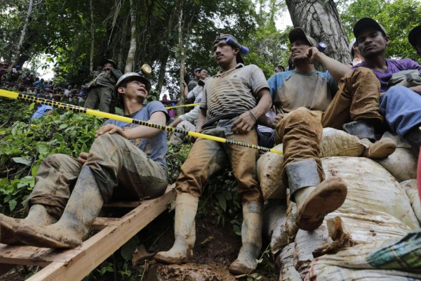 Al menos 20 obreros atrapados en mina de Nicaragua están vivos
