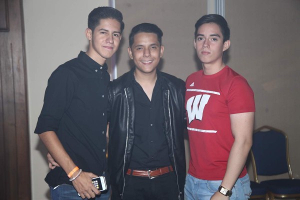 Javier Larach ofrece fiesta juvenil