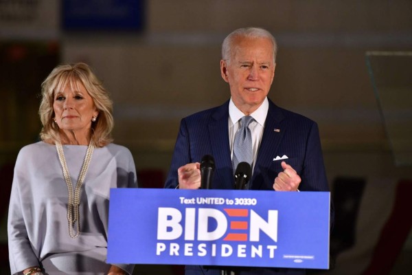 Biden arrasa en las primarias y tiende la mano a Sanders