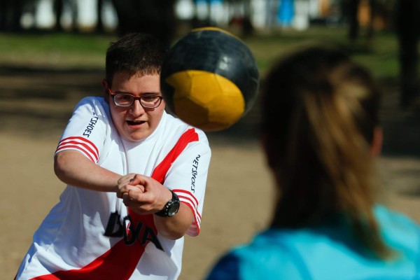 Era un 'niño de trapo' pero ahora habla y camina: milagro del cura gaucho