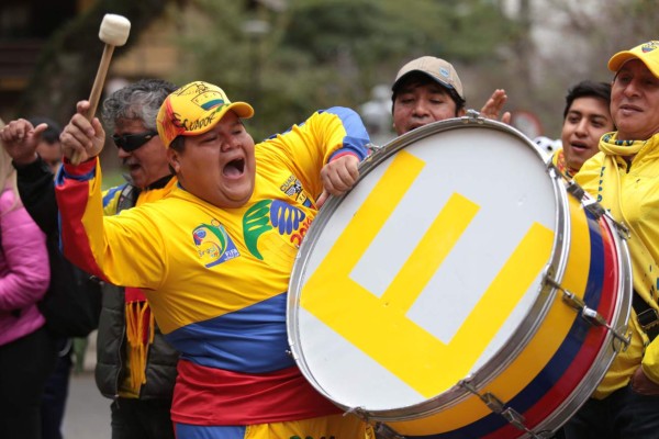 Con réplica de Copa del Mundo, hinchas de Ecuador custodian a su Tri