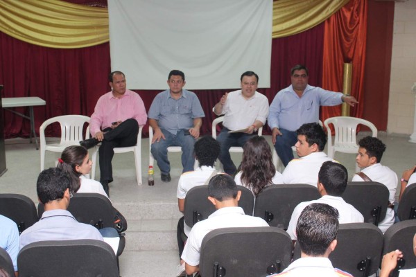 Largas filas en el peaje por toma de estudiantes