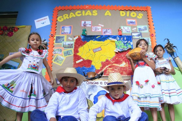 Estudiantes resaltan el folclore de Honduras