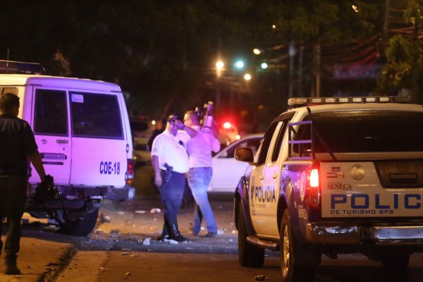 Tres heridos y patrulla destruida por disturbios en el Morazán