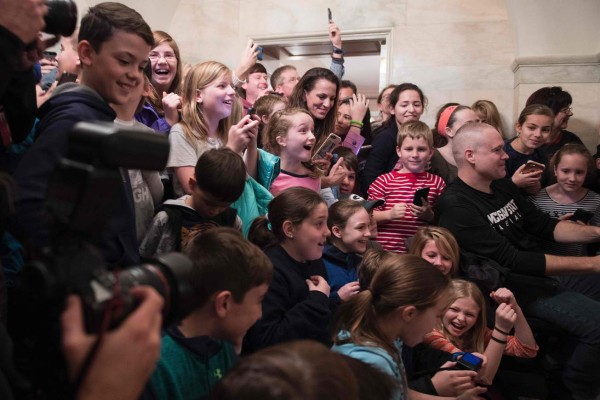The crowd reacts as US President Donald Trump surprises visitors during the official reopening of public tours at the White House in Washington, DC, March 7, 2017. / AFP PHOTO / JIM WATSON