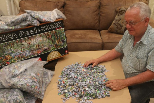 No hay quien lo iguale armando los rompecabezas más grandes del mundo