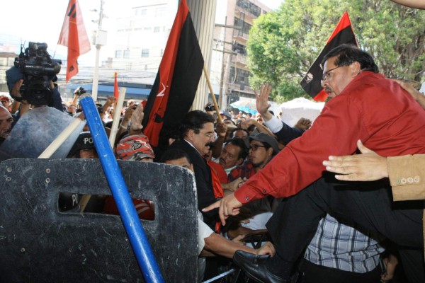 Libre arma zafarrancho nunca antes visto en el Congreso de Honduras