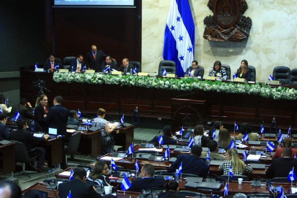 Congelamiento de salarios inquieta a empleados públicos hondureños