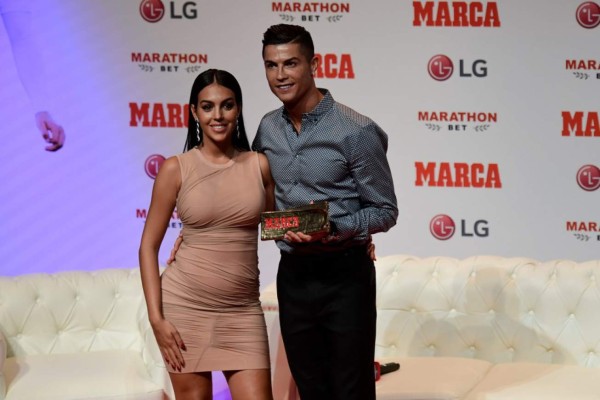 Portugal and Juventus forward Cristiano Ronaldo poses with his partner and Spanish model Georgina Rodriguez (L) after receiving the MARCA Leyenda (MARCA Legend) award in Madrid on July 29, 2019. - The award is attributed to sport professionals by the Spanish sports newspaper MARCA. (Photo by JAVIER SORIANO / AFP)