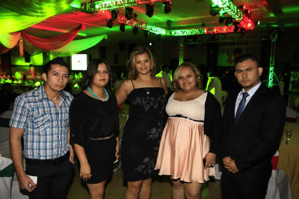 Grupo Elektra festeja su gran noche navideña