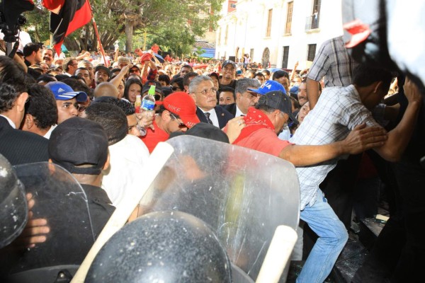 Libre arma zafarrancho nunca antes visto en el Congreso de Honduras