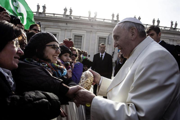 El Papa invitó a un cura a pasear en el papamóvil: '¡Vení, subí!'