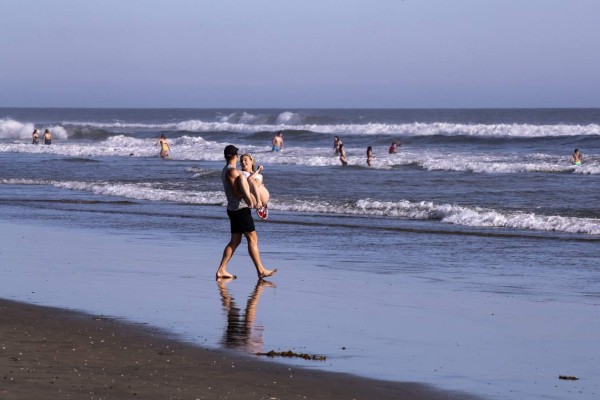California permite abrir algunas playas, pero no para tomar el sol