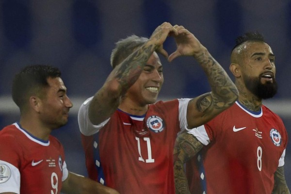 Chile's Eduardo Vargas (C) celebrates after scoring a goal against Argentina after teammate Arturo Vidal (R) missed a penalty during their Conmebol Copa America 2021 football tournament group phase match at the Nilton Santos Stadium in Rio de Janeiro, Brazil, on June 14, 2021. (Photo by MAURO PIMENTEL / AFP)