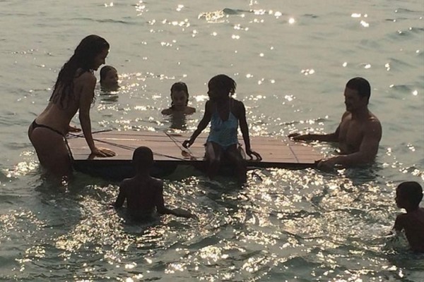 Ricardo Arjona baña en las playas de Roatán