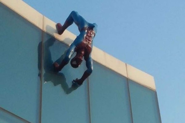 Polémica por estatua de Spiderman con una erección