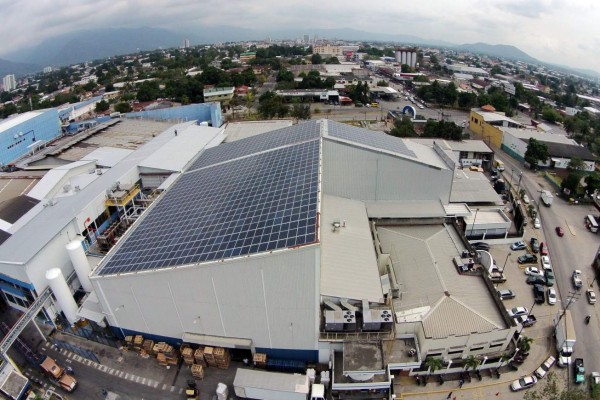 La energía solar se expanden al ámbito industrial. La Embotelladora de Sula instala visionario proyecto que será el más grande sobre techo a nivel latinoamericano.