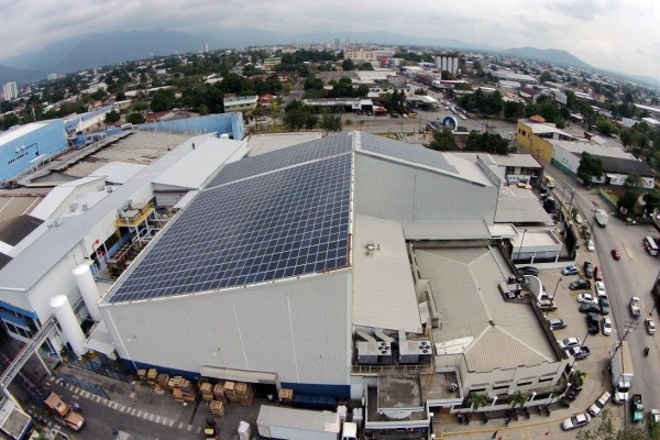 La energía solar se expanden al ámbito industrial. La Embotelladora de Sula instala visionario proyecto que será el más grande sobre techo a nivel latinoamericano.