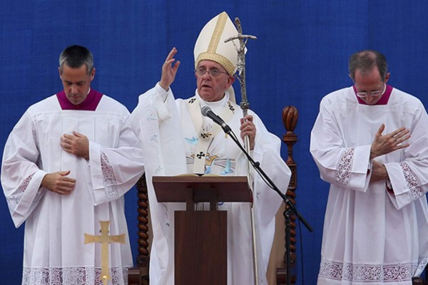 Papa usará el cíngulo con sangre de Romero durante su canonización