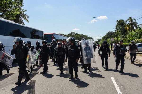 Retén de la Policía Federal espera a caravana migrante en Chiapas