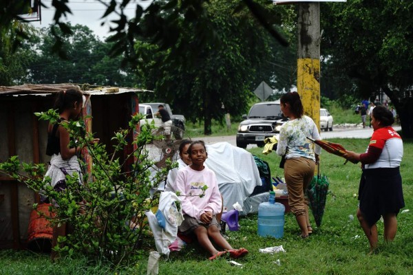 Con el agua a la cintura, limeños tratan de rescatar sus pertenencias
