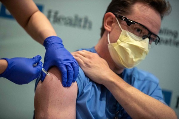 Vacuna de Pfizer provoca grave reacción alérgica a un enfermero de EEUU
