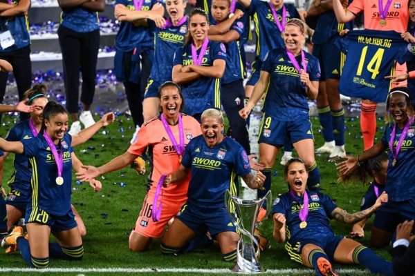 Lyon players celebrate after winning the UEFA Women's Champions League final football match between VfL Wolfsburg and Lyon at the Anoeta stadium in San Sebastian on August 30, 2020. (Photo by GABRIEL BOUYS / POOL / AFP)