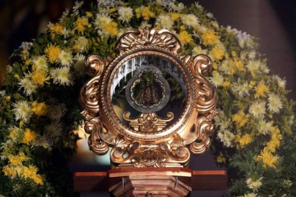 La imagen de la Virgen de Suyapa es una estatuilla tallada en madera de cedro, lo que la hace ver morenita, que mide seis centímetros y medio de alto.