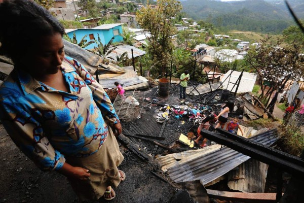 Incendio deja en la calle a tres familias de la colonia Nueva Oriental