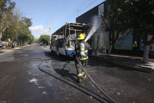 Atacan a helicóptero militar e incendian coches en Jalisco