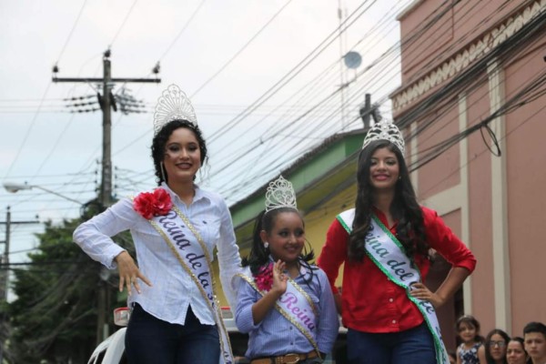 Bellas mujeres engalanan desfile hípico en Santa Rosa de Copán