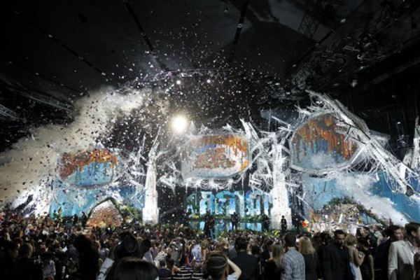 Robert Pattinson besa a Taylor Lautner en vivo