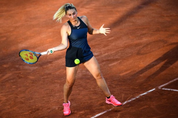 Ukraine's Marta Kostyuk returns the ball to Spain's Garbine Muguruza during their women's singles first round tennis match at the Court Simonne Mathieu on Day 2 of The Roland Garros 2021 French Open tennis tournament in Paris on May 31, 2021. (Photo by Christophe ARCHAMBAULT / AFP)