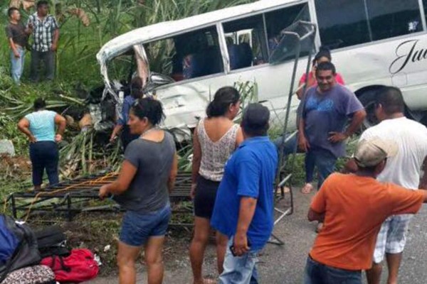 Un muerto y varios heridos deja choque entre bus y camión en Atlántida