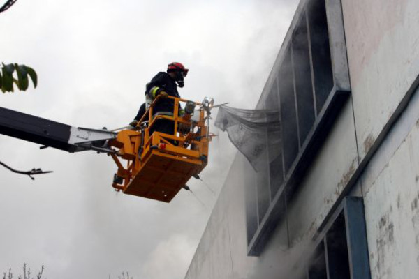 Llamas consumen facultad de Química en la Unah