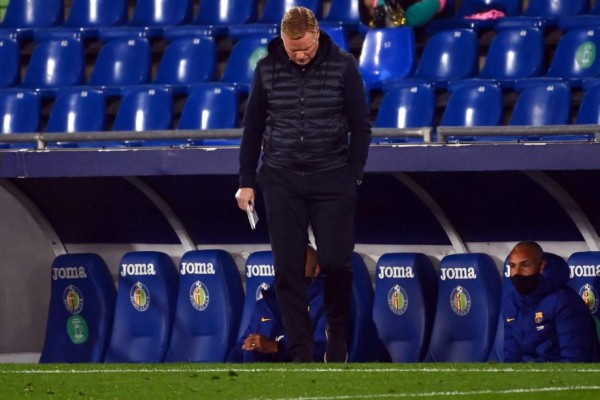 Barcelona's Dutch coach Ronald Koeman looks downwards during the Spanish League football match between Getafe and Barcelona at the Coliseum Alfonso Perez stadium in Getafe, south of Madrid, on October 17, 2020. (Photo by GABRIEL BOUYS / AFP)